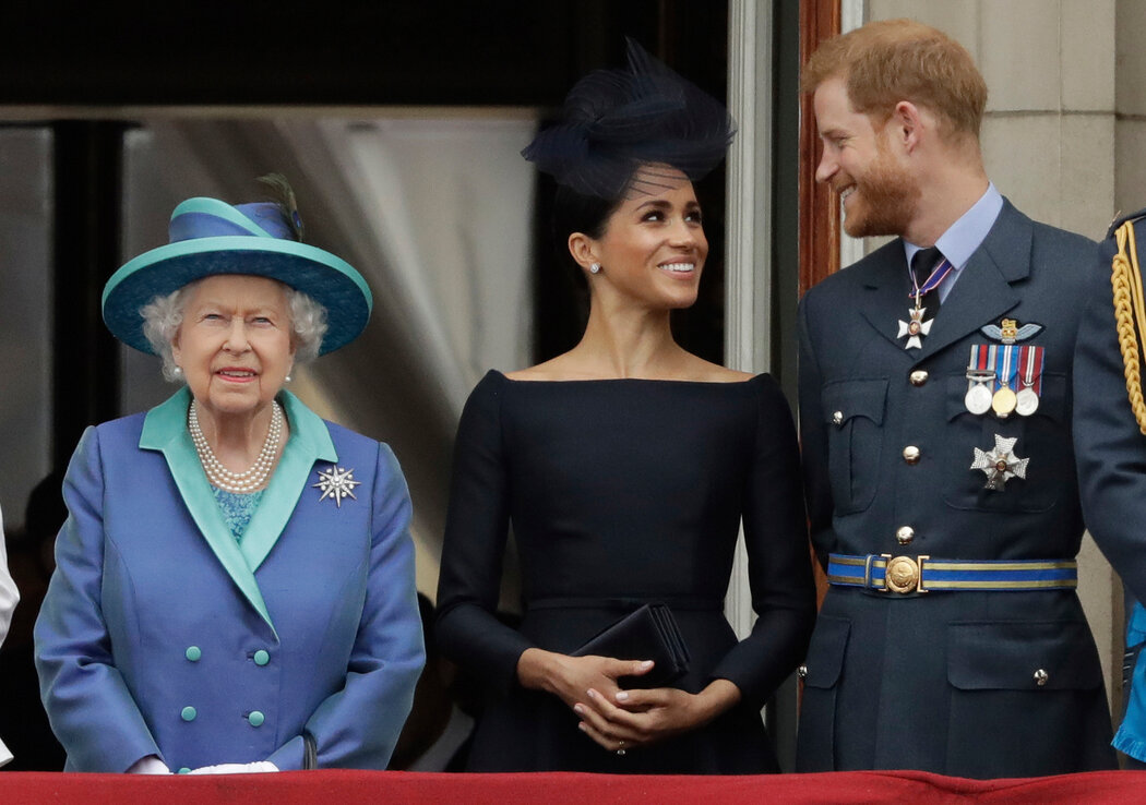 2018年，伊丽莎白与孙子哈里王子和他的妻子梅根。