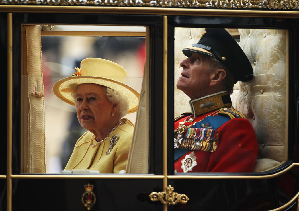 2011年，伊丽莎白和丈夫菲利普亲王在伦敦。