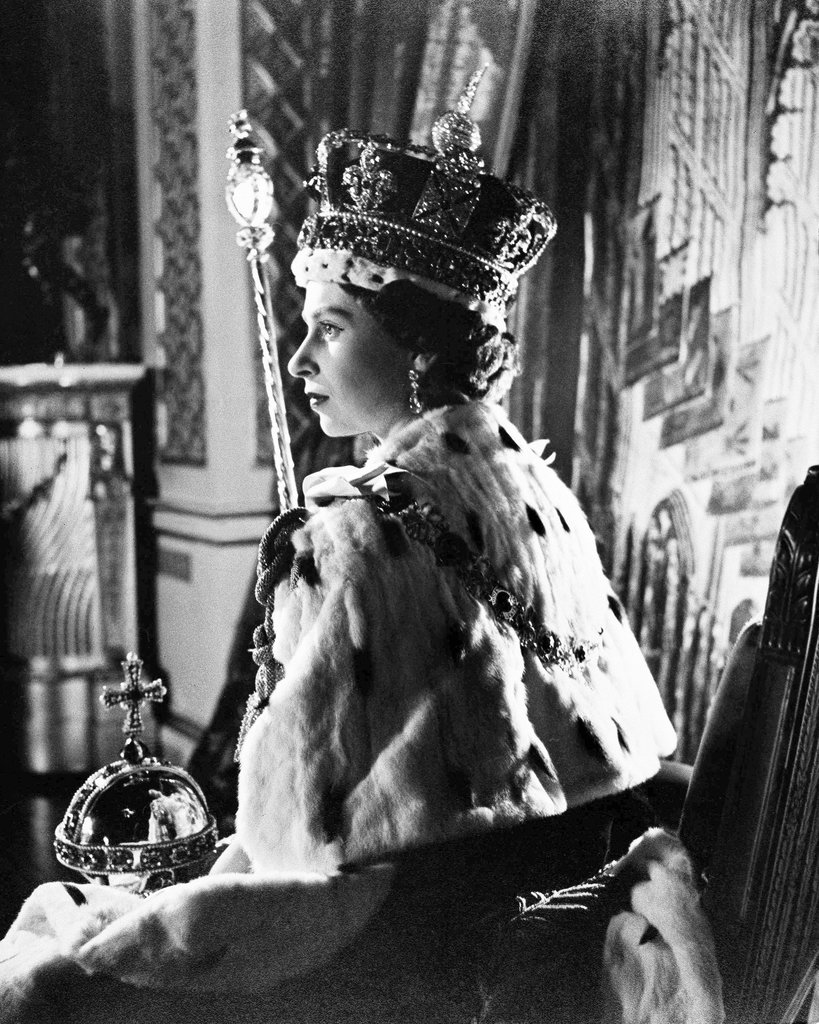 1953年6月，加冕后的伊丽莎白在白金汉宫的王座室里。
