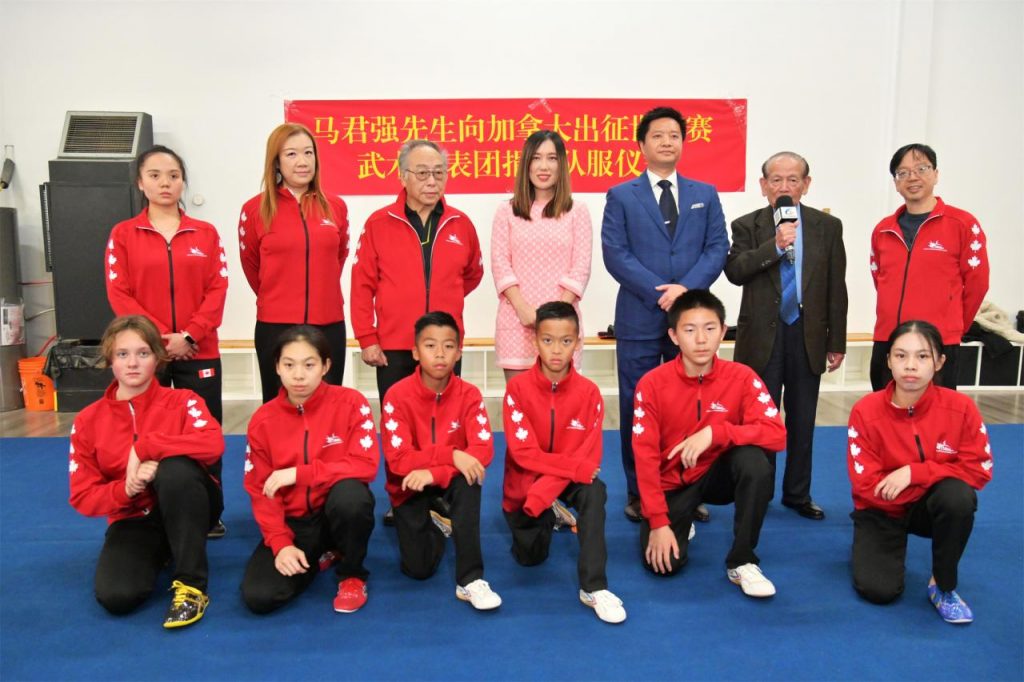 马君强先生向出征武术世锦赛的加拿大代表团捐赠队服