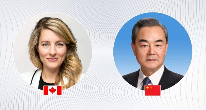 中国外交部长王毅应约同加拿大外长乔利通电话